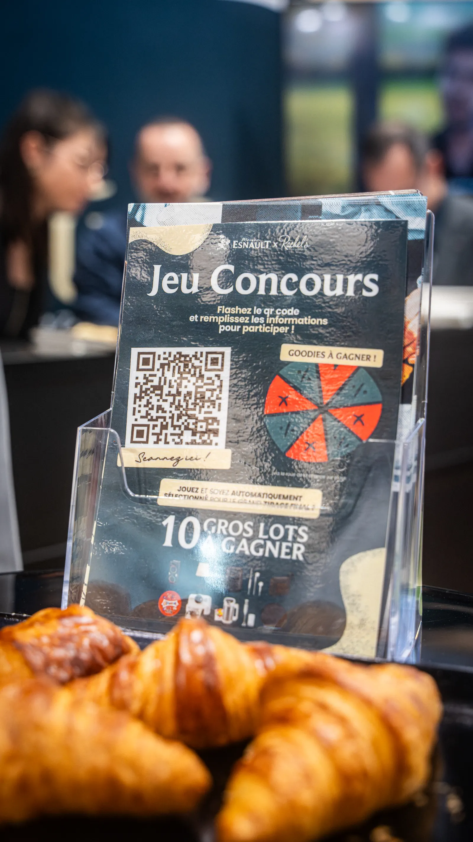 Présentoir jeu-concours avec QR code sur le stand Maison Esnault